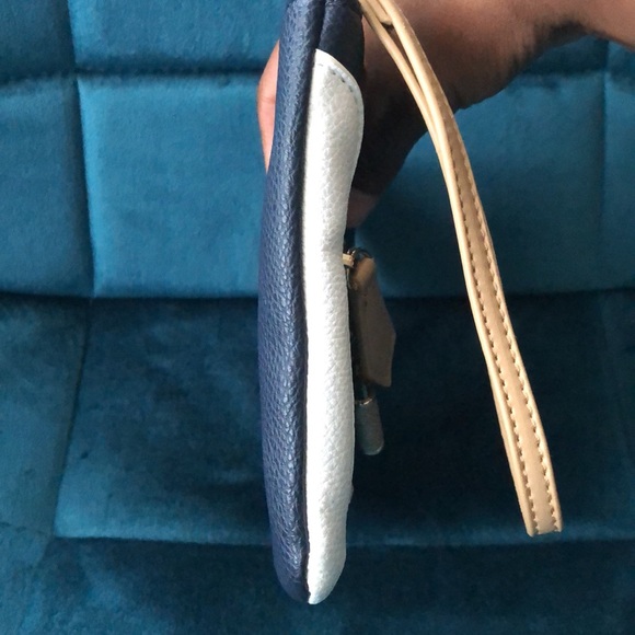 Free w/ purchase or $5 NWOT GUESS Navy/White/Tan Wristlet - Picture 11 of 14